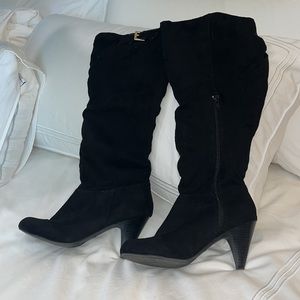 Suede black heeled 8 Nine West boots.